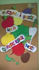 Plakat z wyciętych warzyw