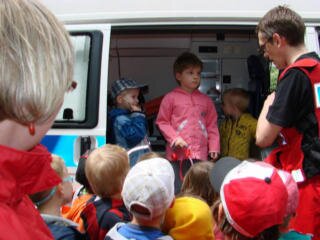 Dzieci oglądają ambulans