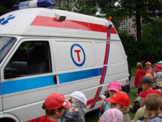 Dzieci oglądają ambulans