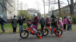 Dzieci na rowerach w miasteczku drogowym