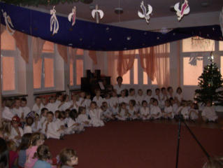 Dzieci wspólnie śpiewają kolędy