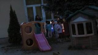 Dzieci po zmroku na podwórku