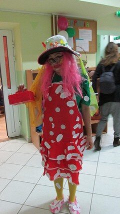 Przebrana w kolorowy strój osoba