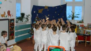 Dzieci wspólnie śpiewają