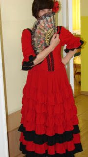 Kobieta w tradycyjnym stroju do flamenco