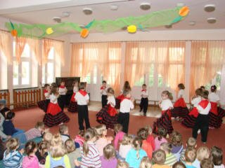 I WYSTAWA TULIPANÓW - przedstawienie dzieci