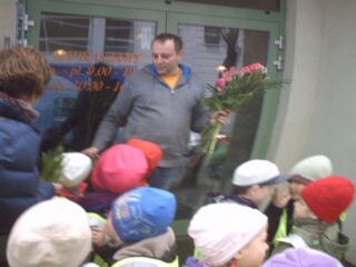 spotkanie w pobliskiej kwiaciarni - kwiaty i dzieci