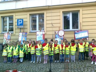 Dzieci śpiewają pod Urzędem Miasta