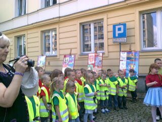 Dzieci śpiewają pod Urzędem Miasta